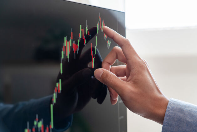 交易员商人经纪人在屏幕上分析财务数据图表和报告投资者风险经纪人