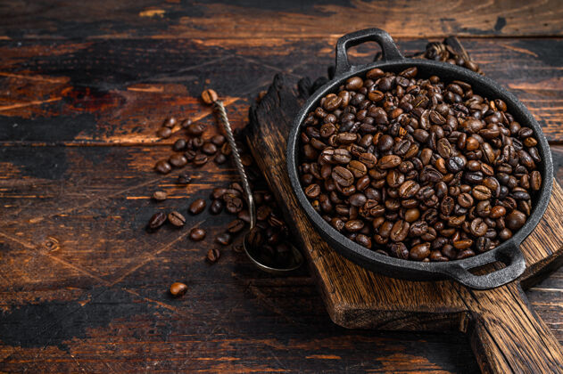 食物木盆上的深烤咖啡豆桌面查看种子早晨杯子
