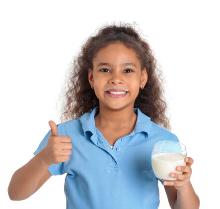 饮料一个喝牛奶的非洲裔小女孩向白人伸出大拇指产品维生素钙