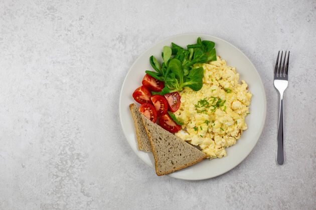 美味炒蛋 西红柿煎蛋卷 面包 沙拉和蔬菜早餐在轻质混凝土上绿色美味午餐