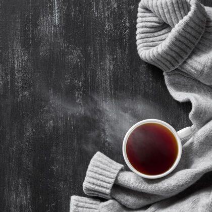 秋天灰色舒适针织毛衣的俯视图 黑色木制桌子上放着一杯咖啡咖啡衣服毛衣