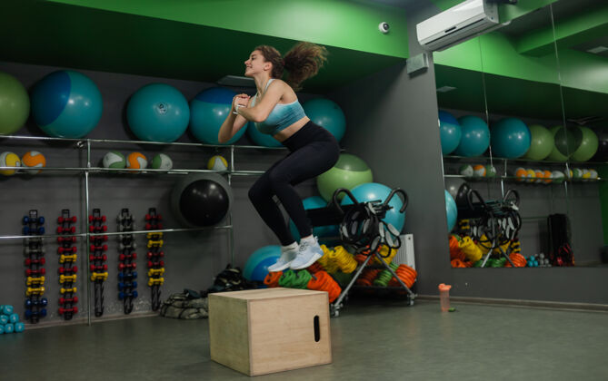 女运动员在一场运动会上 一个年轻健康的女人在木箱上跳跃功能类训练 锻炼过程锻炼健身私人教练