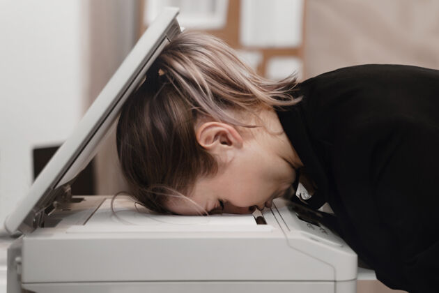 过载睡在打印机上的女商人办公室工作过度概念紧张复印工作