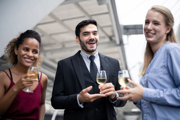 高兴生意人碰杯喝酒庆祝成功工作组许多商人用微笑喝酒来庆祝商务饮料团队