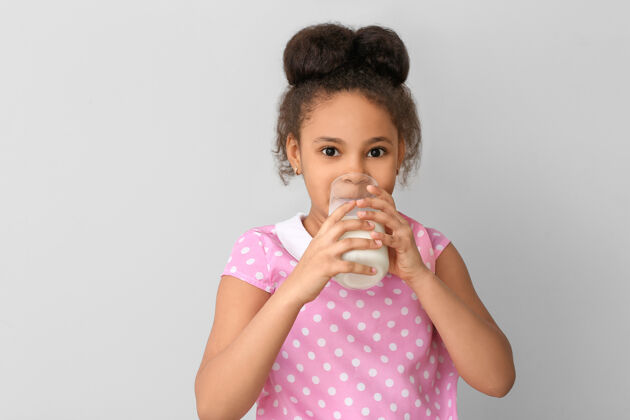 饮料光着牛奶的非洲裔小女孩营养美味健康