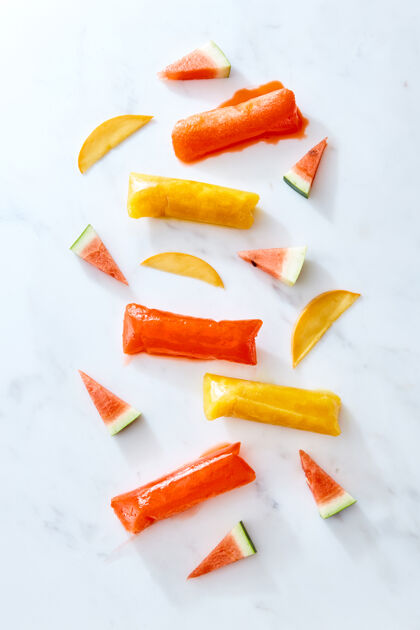 冷冻冰棒包装用塑料管 顶部大理石背景上有西瓜片和桃子片查看健康夏日甜点韩国汽水冰