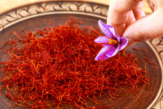 美食有图案陶瓷花的干藏红花藏红花用于食品和传统草药的香料堆开花食品