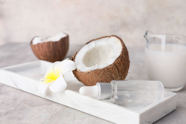 光桌上有不同椰子制品的成分成熟美味椰子
