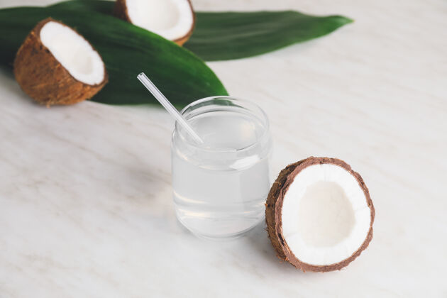 坚果桌上放着一罐新鲜的椰子水抗氧化剂光饮料