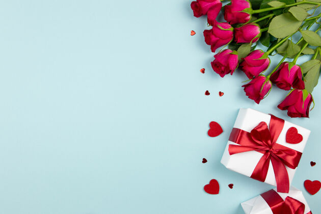 礼物情人节 婚礼或母亲节公寓里摆放着红丝带 玫瑰和淡蓝色心形的礼盒书桌心婚礼