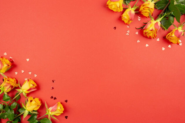 选择性聚焦黄色的玫瑰和红色的心五彩纸屑爱女性