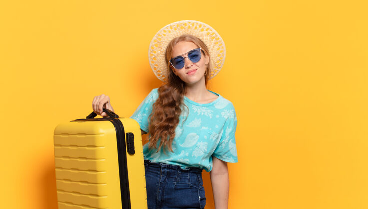 徒步旅行者年轻的金发女郎女人假期或旅游概念周末夏天颜色