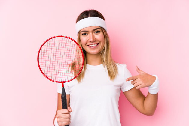 玩耍年轻女子打羽毛球孤零零的人用手指着一件衬衫复制空间 骄傲而自信选择休闲广告