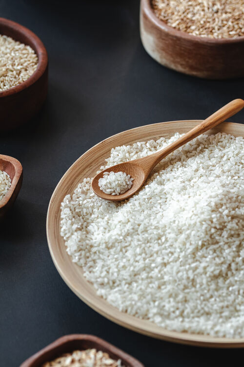 饮食用木勺或竹勺盛白米和麦片选择木碗饮食
