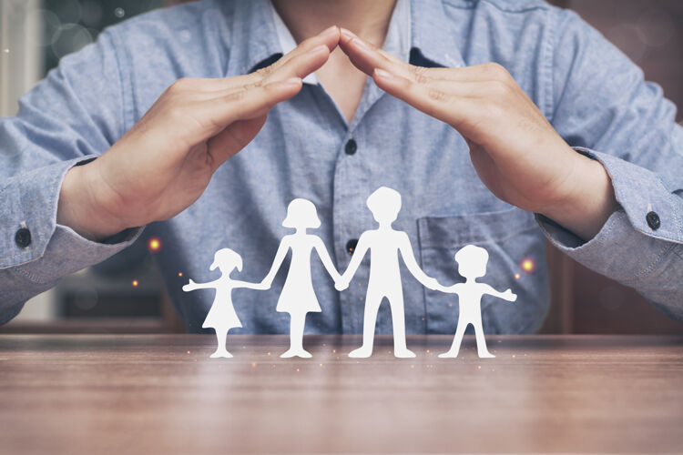 家庭幸福家庭理念与保险商人团结手纸张