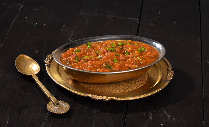 菜肴印度街头素食快餐pavbhaji 由土豆 豌豆 细面粉和其他印度香料制成豌豆香菜乡村