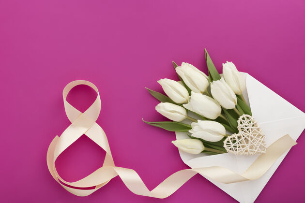 花花卉组成 在白色信封白色郁金香和心 缎子数字八粉红色缎带粉色花