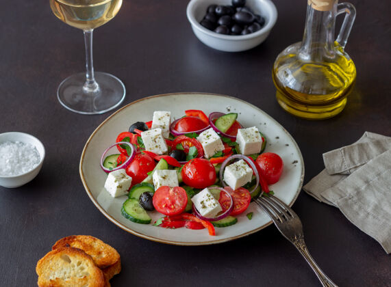 部分希腊沙拉配番茄 黄瓜 奶酪 洋葱 辣椒和橄榄希腊沙拉素食者食品
