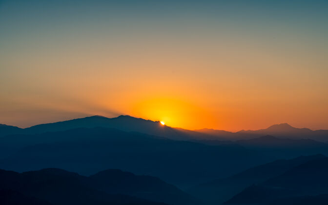 丘陵从加德满都山谷看到美丽的日出景色风景尼泊尔户外