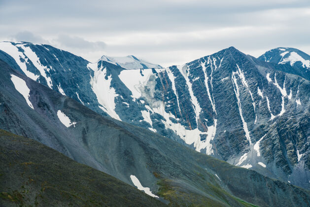 冰川大气的阿尔卑斯山极简景观与巨大的山脉和巨大的冰川田园诗阿尔泰冰川