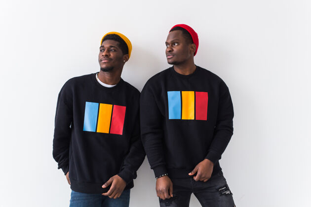 自信街头时尚与友谊概念2快乐的非洲裔美国年轻人在黑色时尚人年轻人时尚