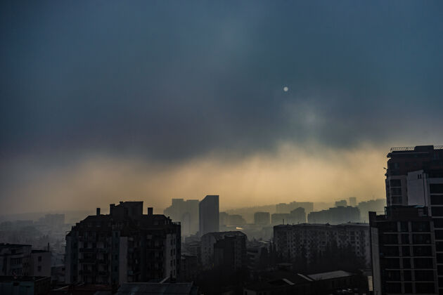 雾第比利斯市中心的冬季雾天和太阳圆盘星星戏剧城市