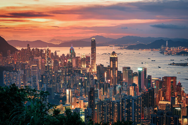城市从山上看日落 香港城在壮观的天空中船城市景观夜晚