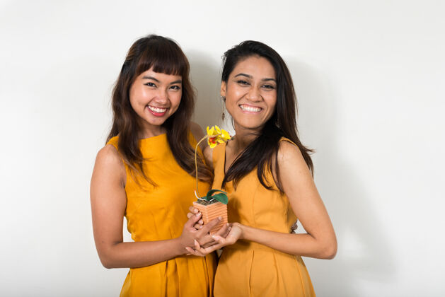 友谊两个年轻的亚洲女人一起对抗白色空间关系同性恋女性