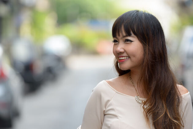 道路年轻美丽的亚洲女商人在城市户外的画像女士东南亚洲人