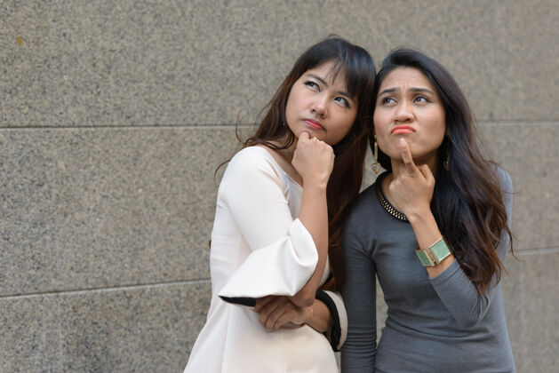 行政两位年轻的亚洲女商人在城市户外的合影亚洲市中心女性