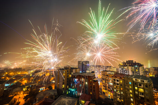 中心午夜00:00燃放烟花 在格鲁吉亚第比利斯市中心迎接新年烟花市中心火花