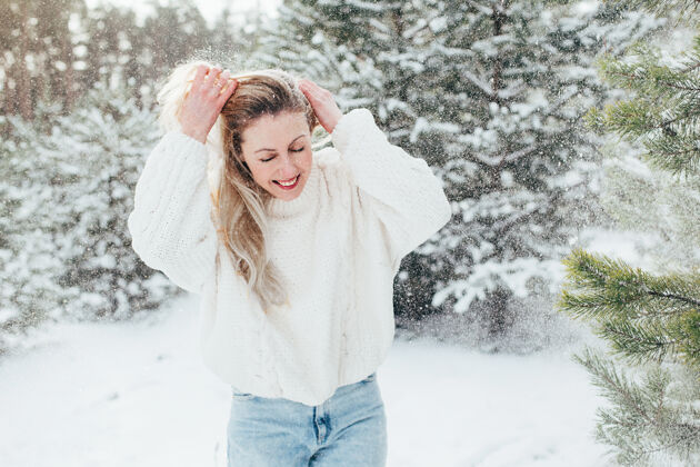 牛仔裤冬天雪林里一个穿着轻薄衣服的年轻女子的画像欧洲外观欧洲下雪