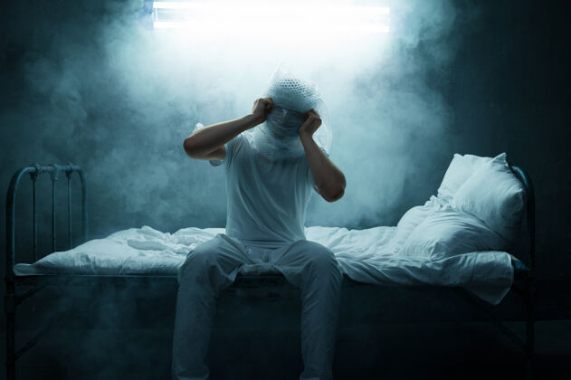 紊乱疯子 失眠 黑烟房间每晚都有问题的人 抑郁和压力 悲伤 精神病院孤独人痛苦