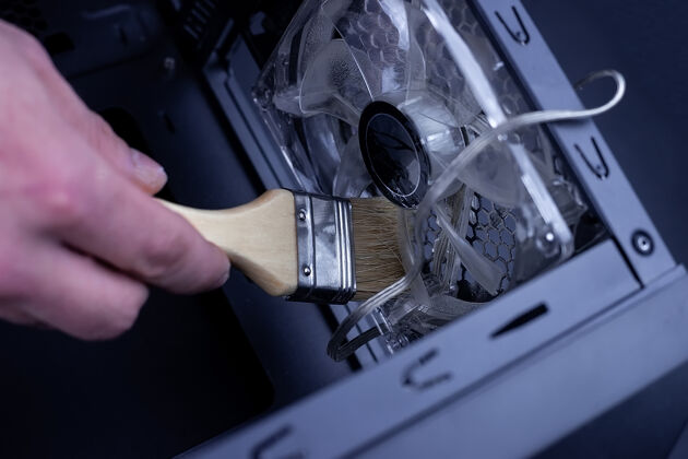 清洁清洁肮脏的桌面电脑处理器风扇从灰尘专用刷关闭服务技能冷却