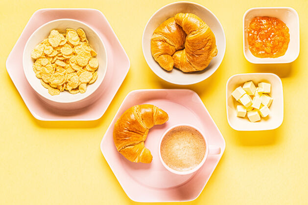 早餐早餐咖啡和羊角面包 黄色背景 俯视图 平面图爱情艺术拿铁