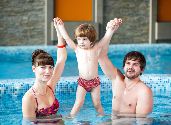小孩一家人在游泳池里游泳活跃积极男人
