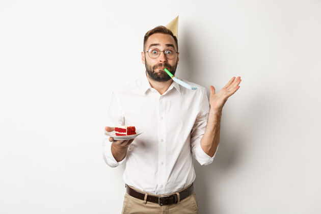 正式节假日庆祝开朗男人享受生日 吹派对哨子 拿着生日蛋糕 白色背景蜡烛模特活动