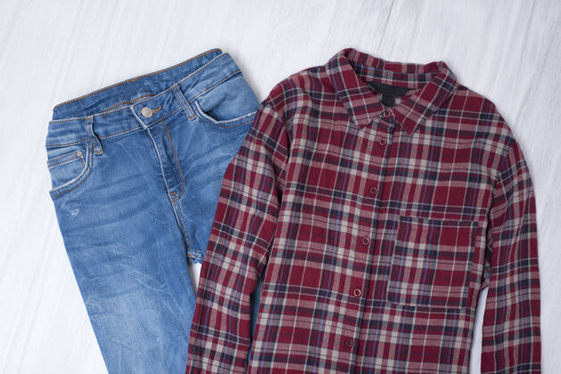 棉蓝色牛仔裤和红色格子衬衫背景时尚概念现代时尚基本