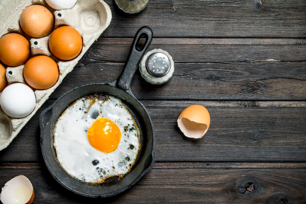 油在煎锅里煎鸡蛋背景早餐黄色