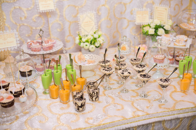 糕点肯德巴和奶油蛋奶酥放在桌子上的糖果糖果棒聚会各种各样的装饰性食品