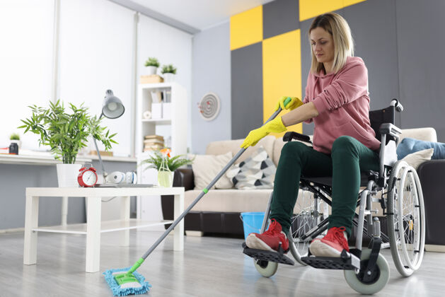 清洁坐轮椅的女人用毛巾洗地板室内拖把残疾人打扫卫生手套健康洗漱
