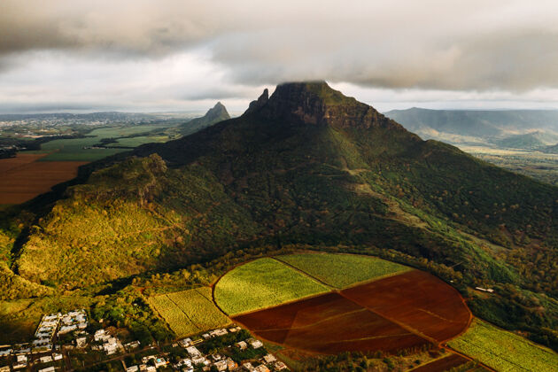 岩石鸟瞰毛里求斯岛的山脉和田野如画景观山谷