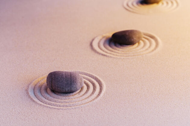 日本禅园石上的沙子与装饰复制空间静物石头简单