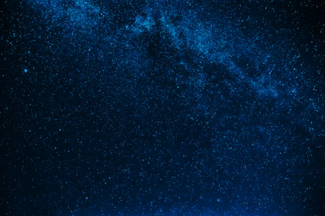 黄昏银河系中有大量的星星在夜晚的深蓝色天空中行星路光