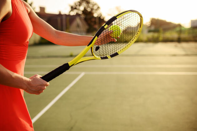 运动户外带球拍和球的女子网球运动员court.活动健康的生活方式 体育比赛 球拍健身训练球拍专业女