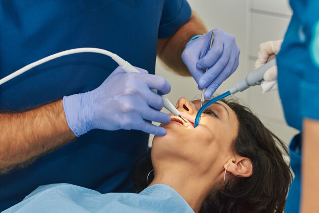 牙医牙医正在进行牙科治疗健康病人女人