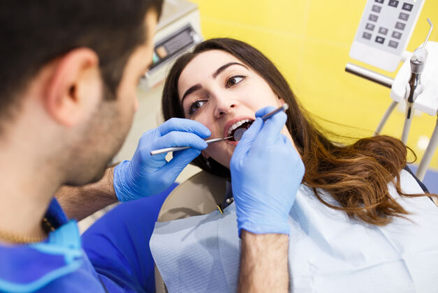 牙科看牙医的病人开放访视治疗