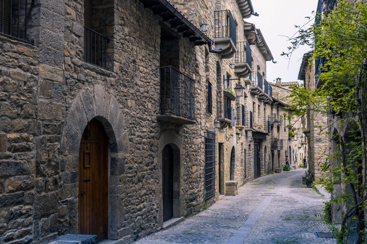目的地西班牙艾恩萨-2020年6月27日：西班牙韦斯卡 比利牛斯山脉的艾恩萨中世纪村庄 有漂亮的石头房子建筑村庄西班牙