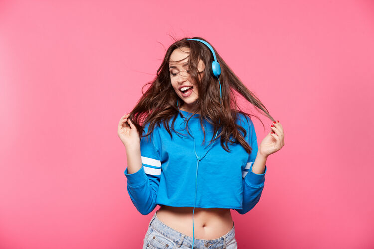 未来美丽女孩的特写肖像音乐女人搞笑