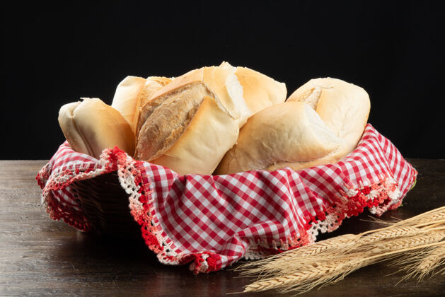 面包皮黑桌子篮子里的法国面包面包面包房糕点